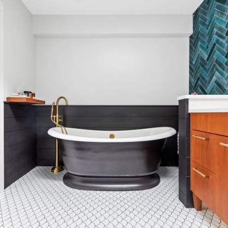 Freestanding Black and White Tub