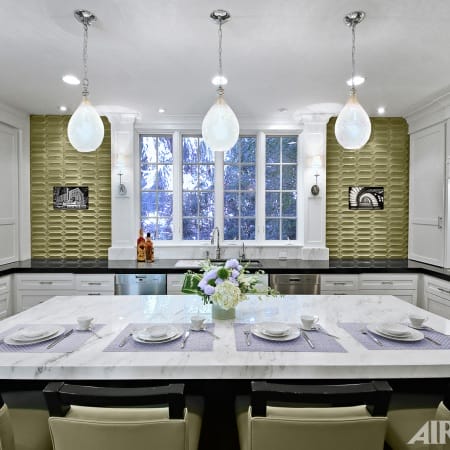 Transitional Kitchen with a Blended Color Palette